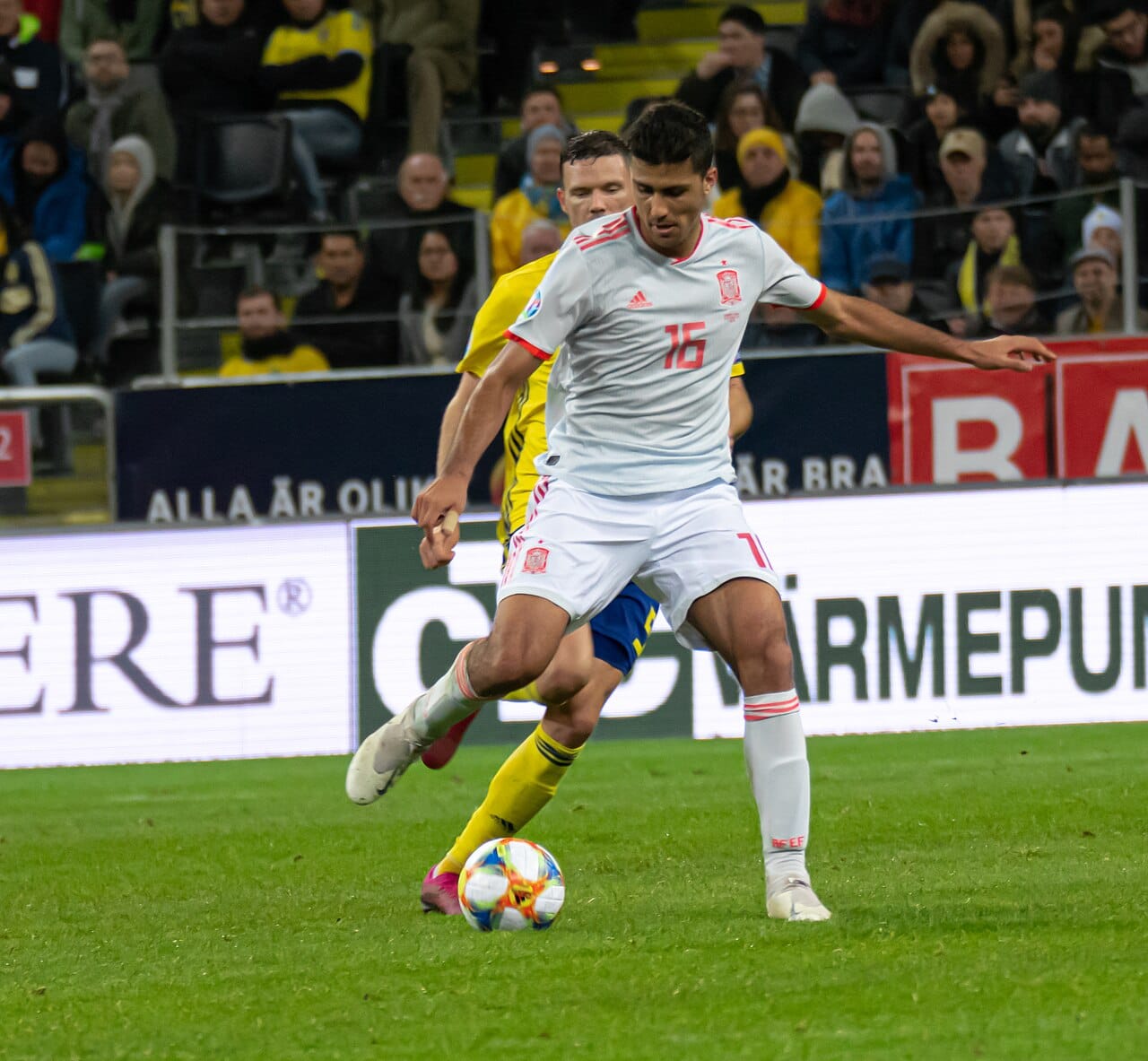 Rodri: Barcelona join Real Madrid race for signing